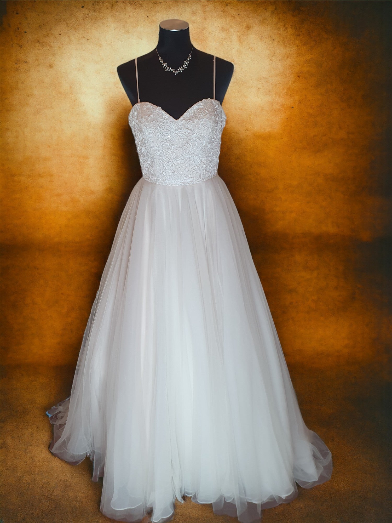 Q'nique Size 12 Wedding Dress Sleeveless