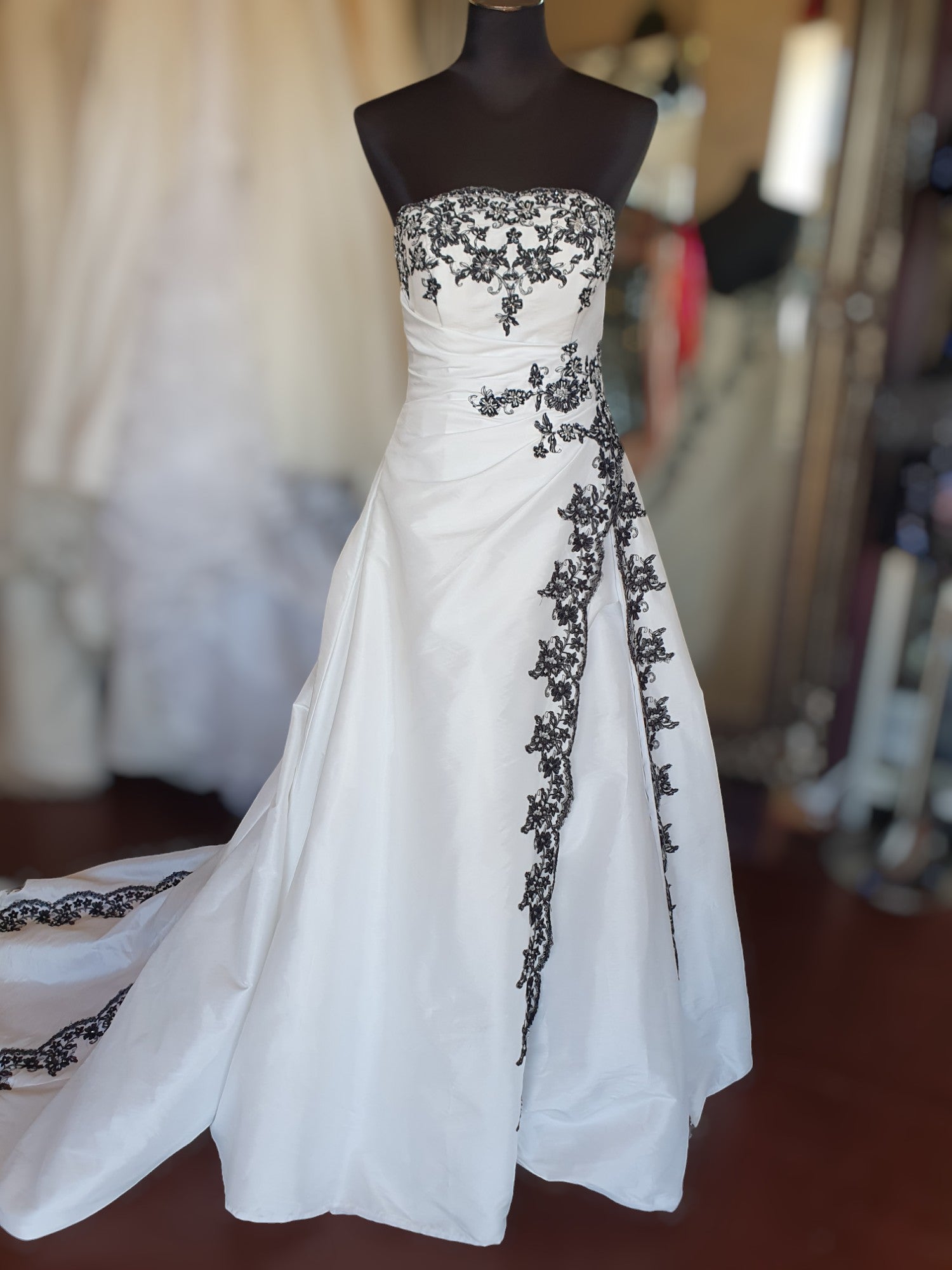 Barbara Calabro Black & White Gown – Déjà Vu Boutique Barbara Calabro Black & White Gown – Déjà Vu Boutique