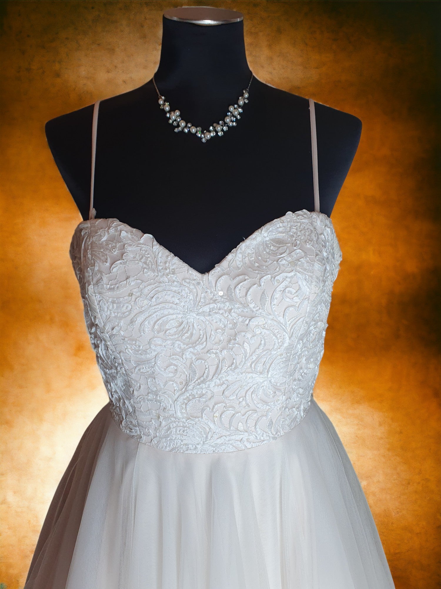 Q'nique Size 12 Wedding Dress Sleeveless