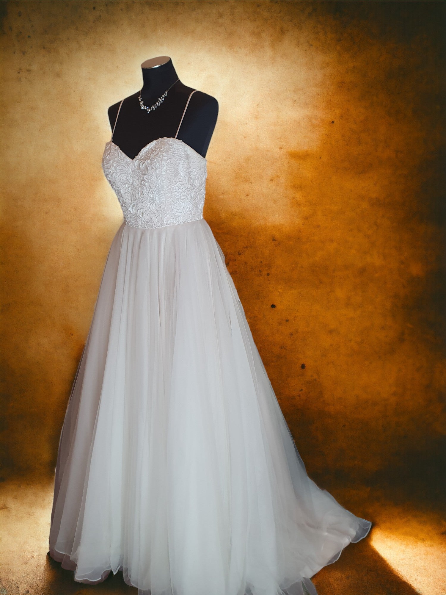 Q'nique Size 12 Wedding Dress Sleeveless