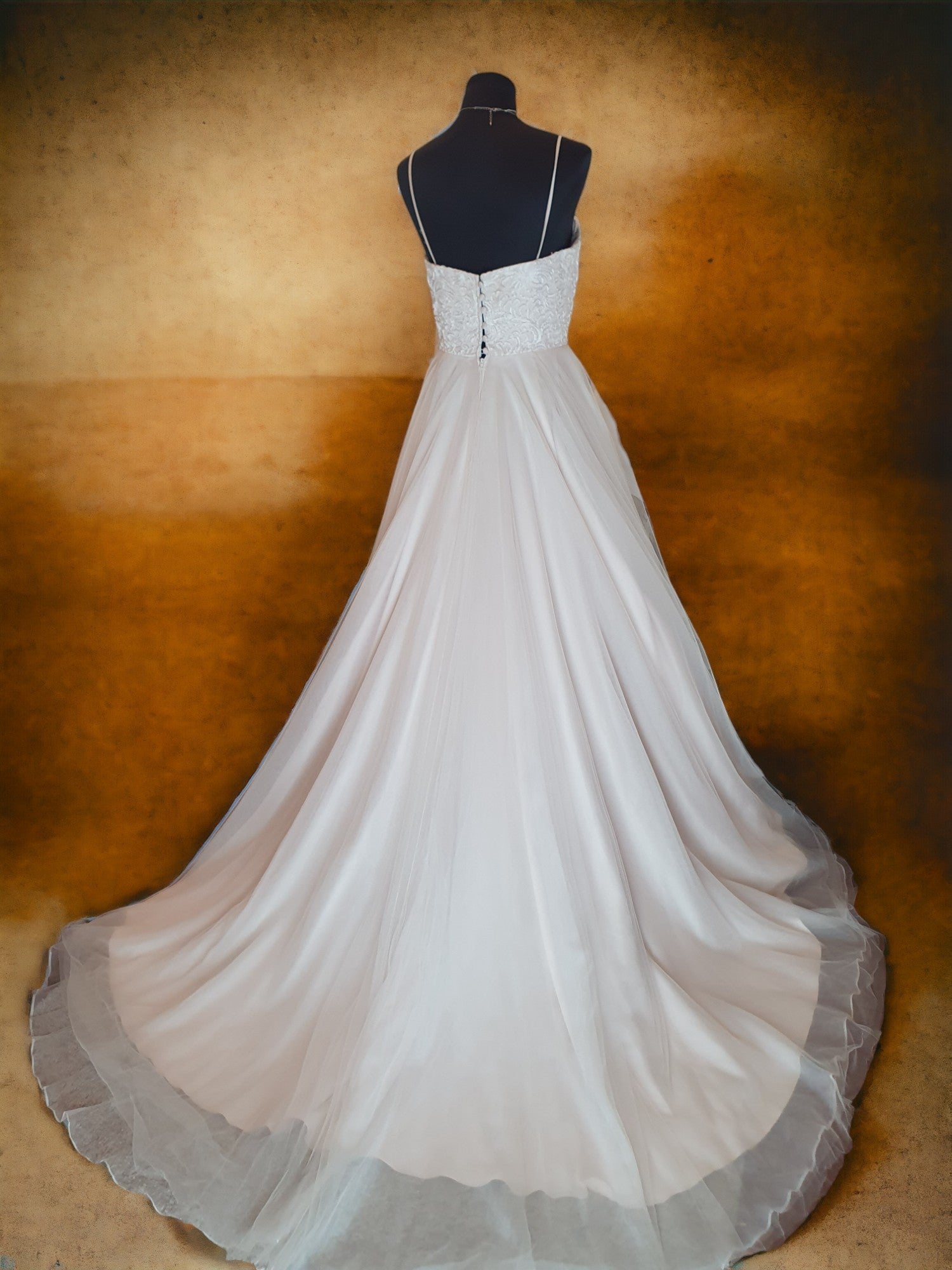 Q'nique Size 12 Wedding Dress Sleeveless